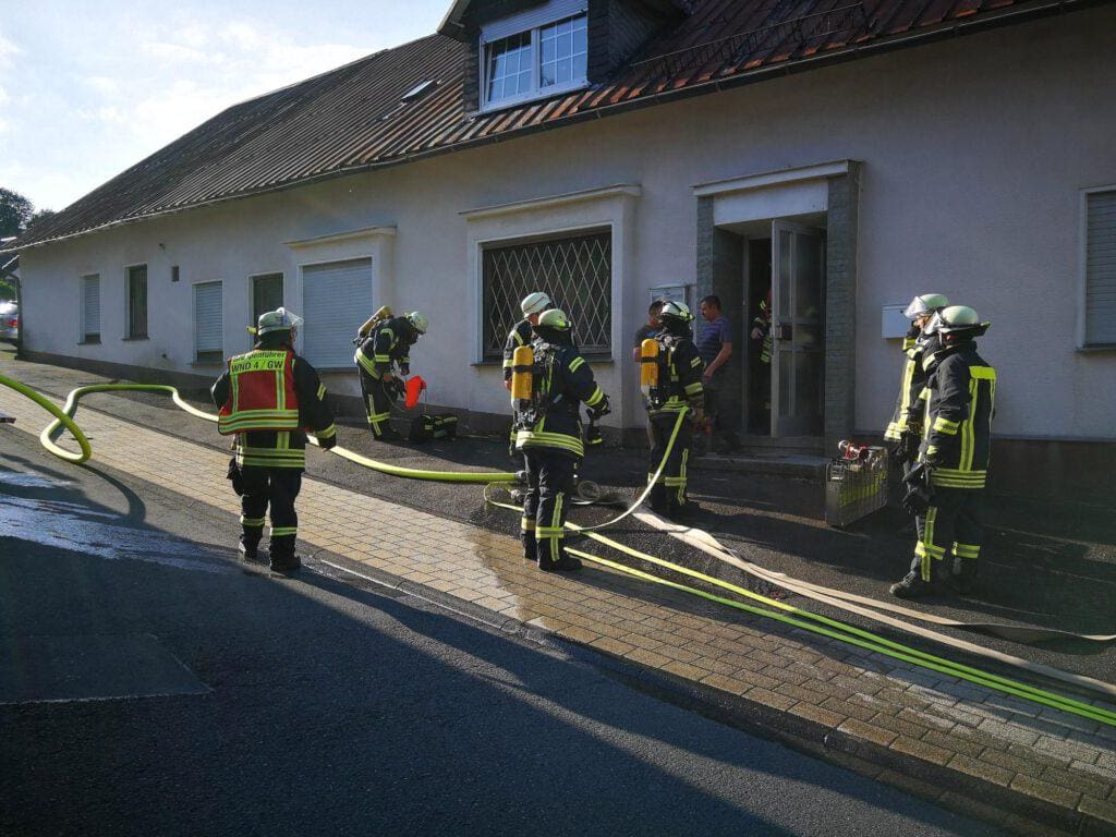 Kellerbrand mit Menschleben in Gefahr - Freiwillige Feuerwehr Wenden